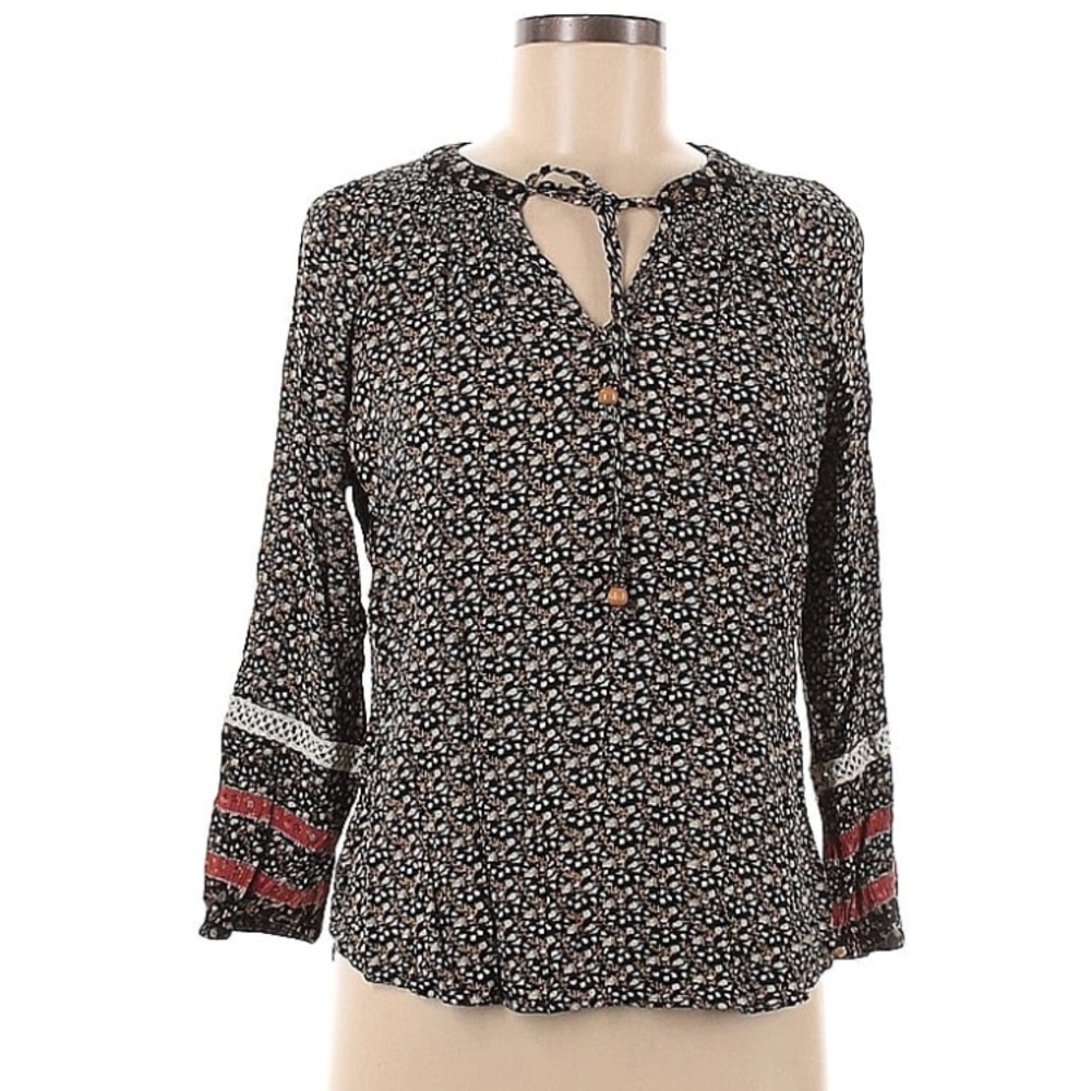 EUC Madison Bell 3/4 length sleeve pullover top with tie. Size medium.